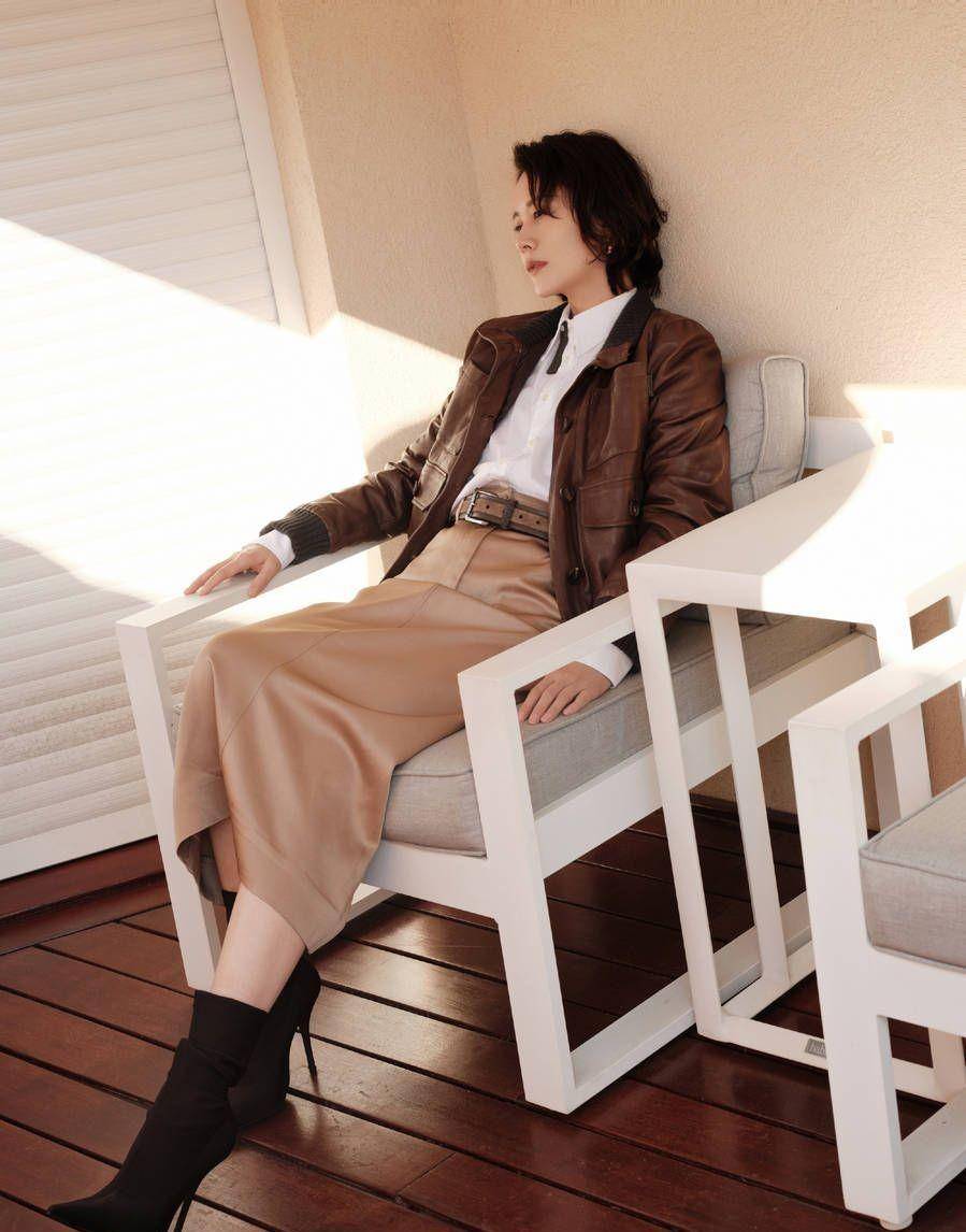 海清轻松自在,完美驾驭休闲风格——优雅的咖啡色穿搭引爆时尚界_写真