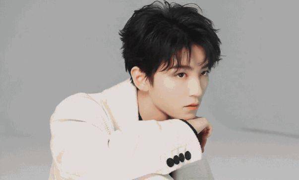 此外,王俊凯因为高强度的工作,全身发红,多次晕倒被送往医院.