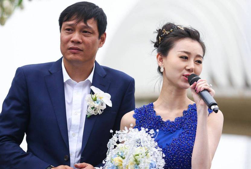 内景曝光被嘲凌乱,与女儿玩耍被指像爷孙_张梦瑾_国足_足球