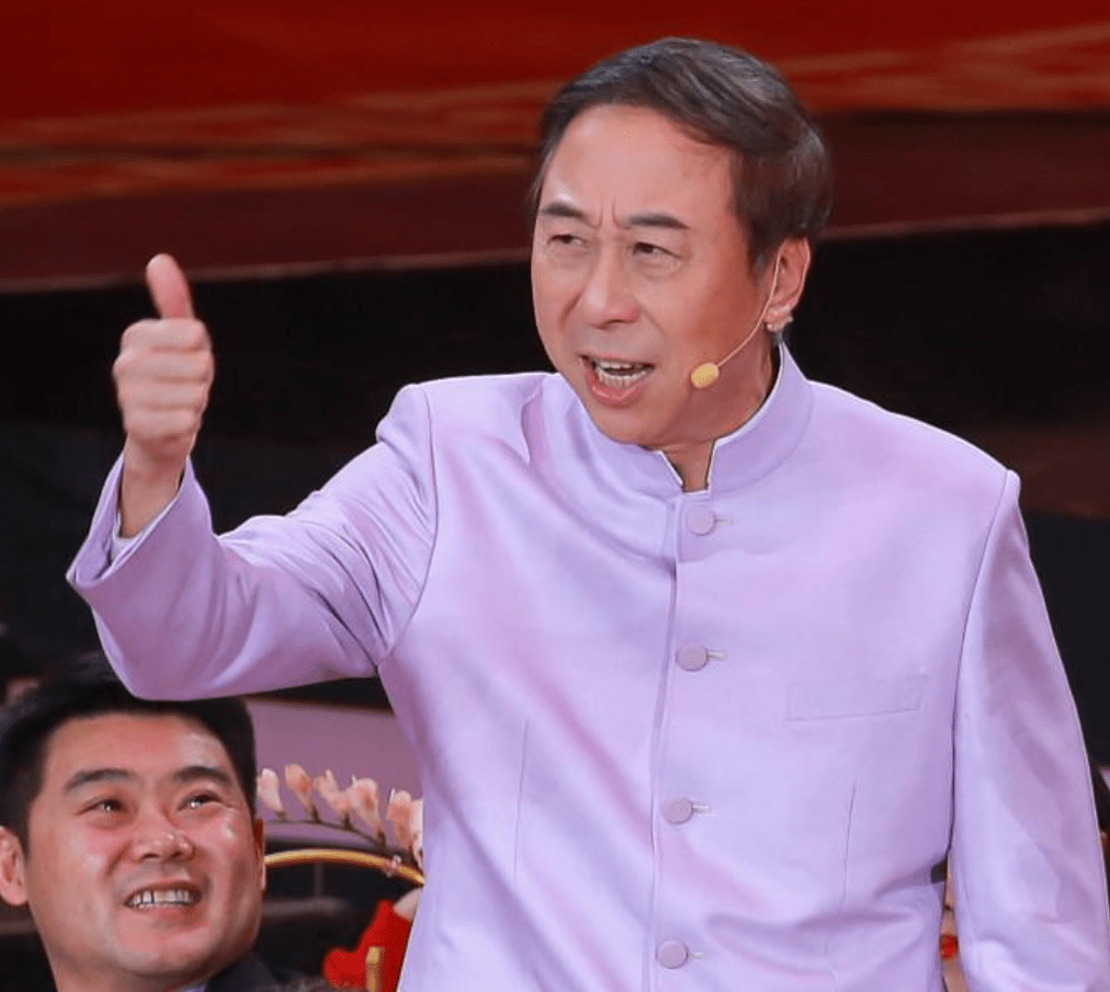 冯巩上车前听到粉丝喊自己,接下来的举动令人感动_舞台_明星_名字