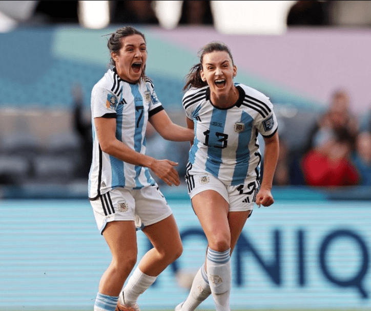 阿根廷2-2战平南非女足,拒绝两连败,布劳恩世界波_特拉纳_禁区_上半场