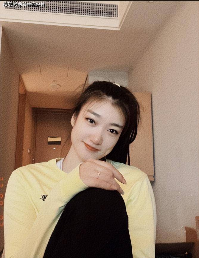 李梦比赛日当天,把与张隆亲吻的照片挂在包前面,简直没救了_赵蕾_网友