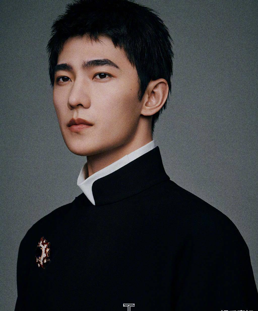 杨洋t杂志封面,穿着dunhill秋冬新装佩戴宝格丽珠宝登封,长发或短发