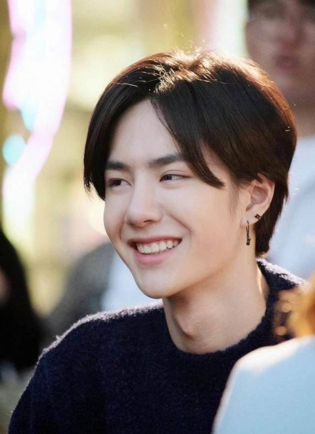 王一博方否认恋情,粉丝:他只沉迷于滑板和摩托车以及肖战的友谊_女孩