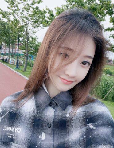 而观众们也纷纷在微博下给予冯提莫好评,毕竟这样颜