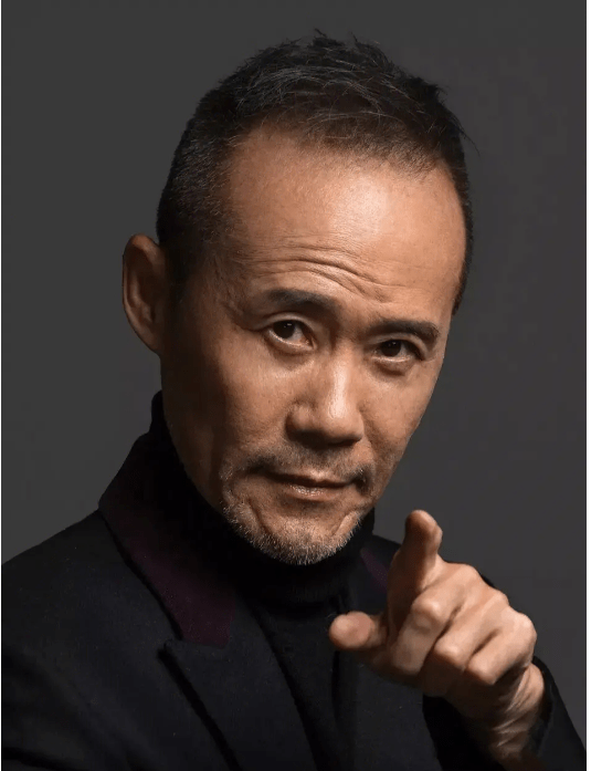 72岁王石头发稀疏满脸皱纹,攀岩吃力浑身颤抖,粉丝喊话别太拼命_健身