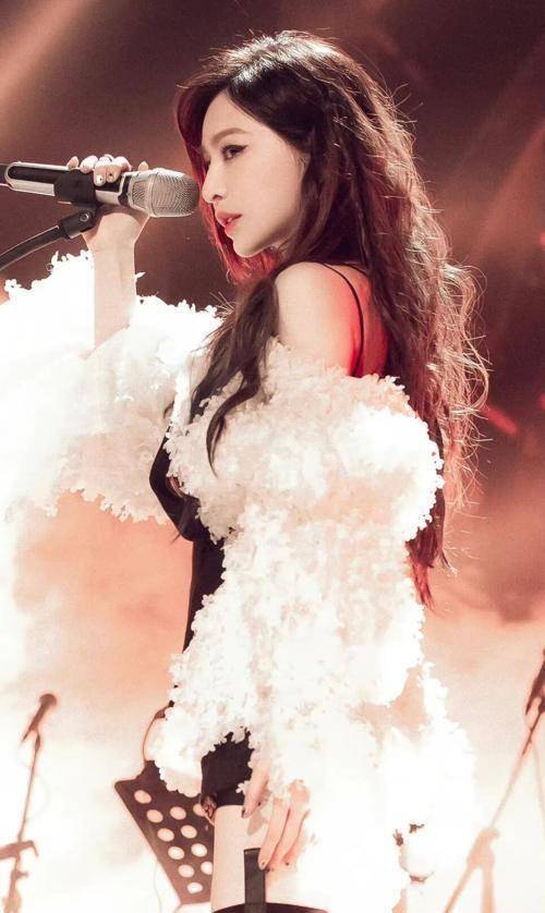 王心凌这套造型可以封神了,158cm穿出170cm既视感,高级有气场_舞台