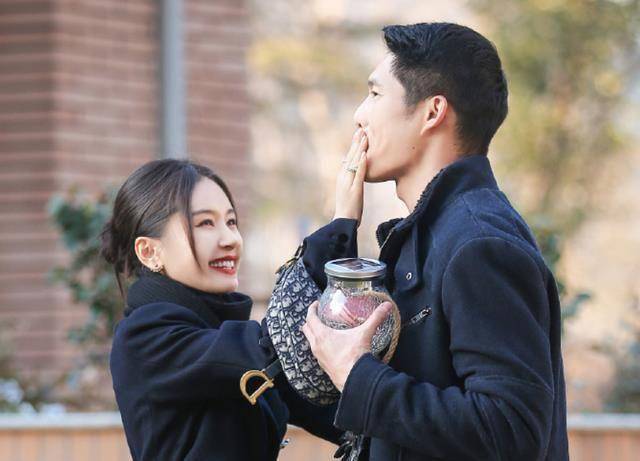 王子文晒与男友贴脸合照,细看吴永恩手放在哪,感情好坏很明显_曲筱