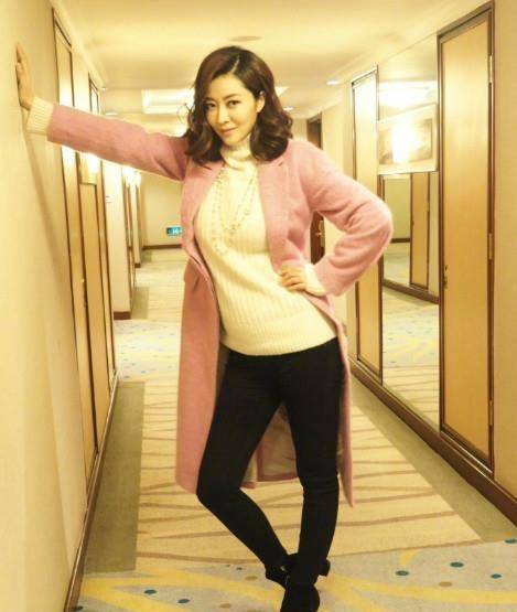 熊黛林晒孕照高跟鞋抢镜,而这位女星挺孕肚大跳热舞辣味十足_肚子