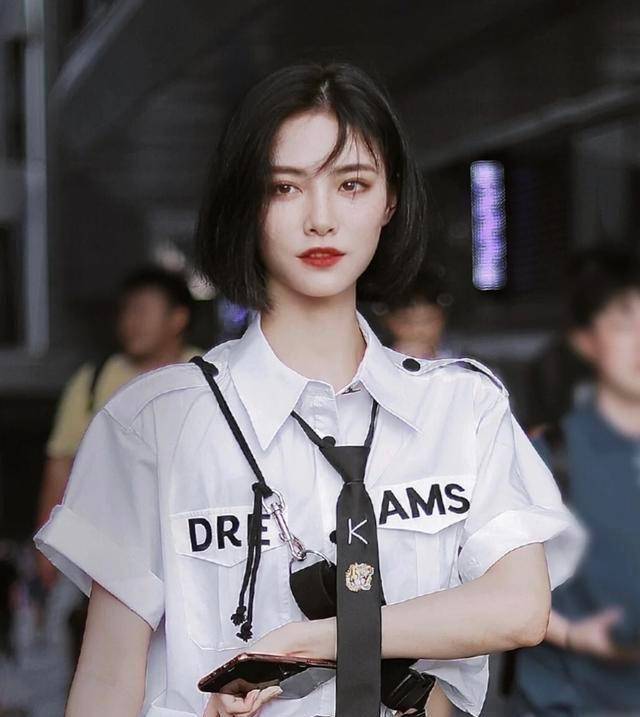 许佳琪私服穿搭,短发酷女孩的时髦经,每套衣服都搭配得超养眼_舞蹈
