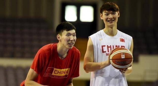 周琦刻苦训练出效果,和丁彦雨航比三分让人看到他成长_球员_球迷_1