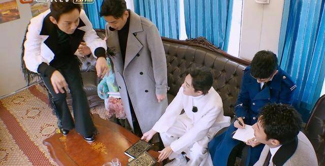 肖战再登明星大侦探,化身正义"灭暴男",开场却被绿,真香预告_节目