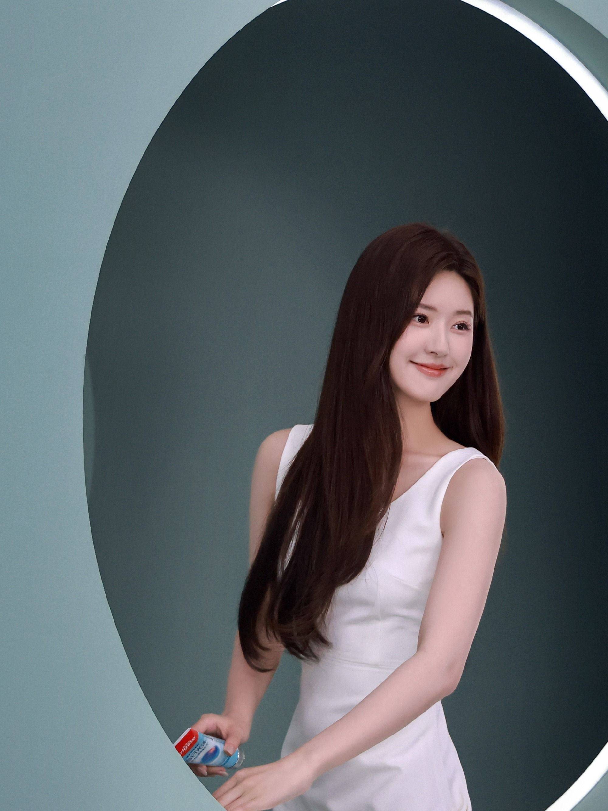 赵露思白色吊带连衣裙性感写真_美得_网友_长发