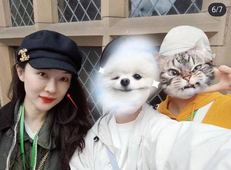 霍思燕一家三口游英国,素颜皮肤白到发光,和杜江当众亲吻秀恩爱_网友