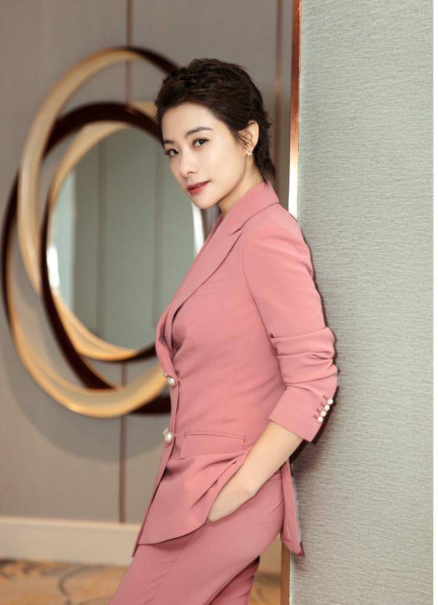 "体操公主"刘璇气质惊艳,真空穿西装套装亮相,40岁美出国际范_身材