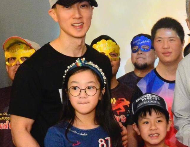 吴尊41岁生日,neinei嘟嘴"对眼"好可爱,7岁弟弟像极了妈妈_儿子_老婆