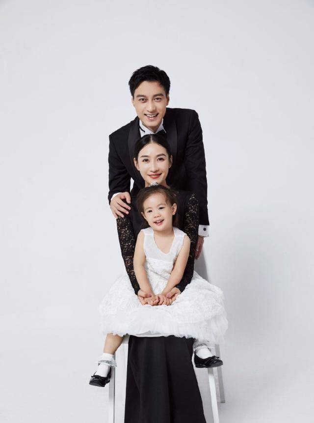陶昕然全家福曝光,老公帅气,女儿像小天使_一家_黑色_安陵容