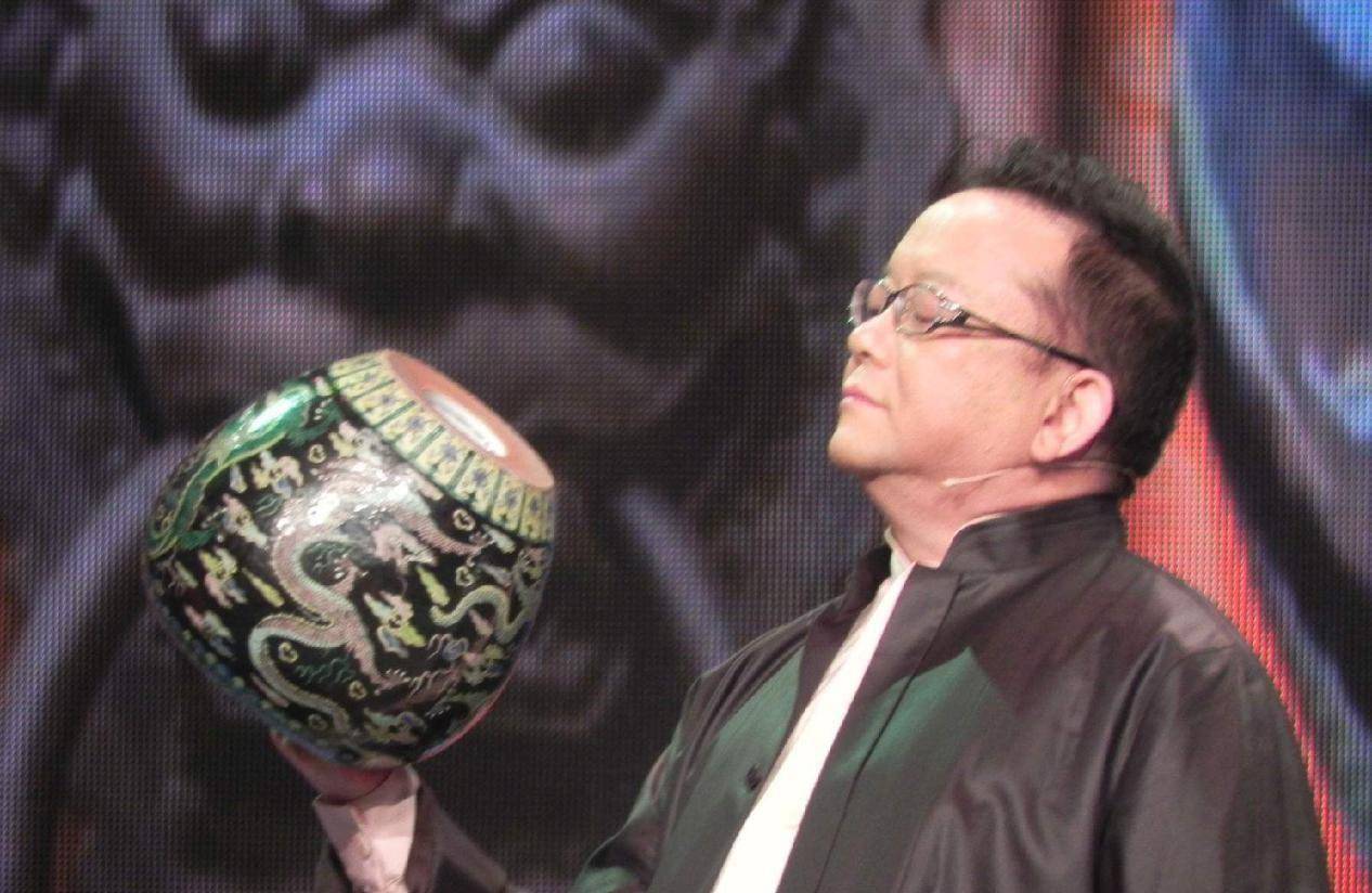 养小60岁儿子忙于奔波,73岁王刚与小20岁郑艳东,相