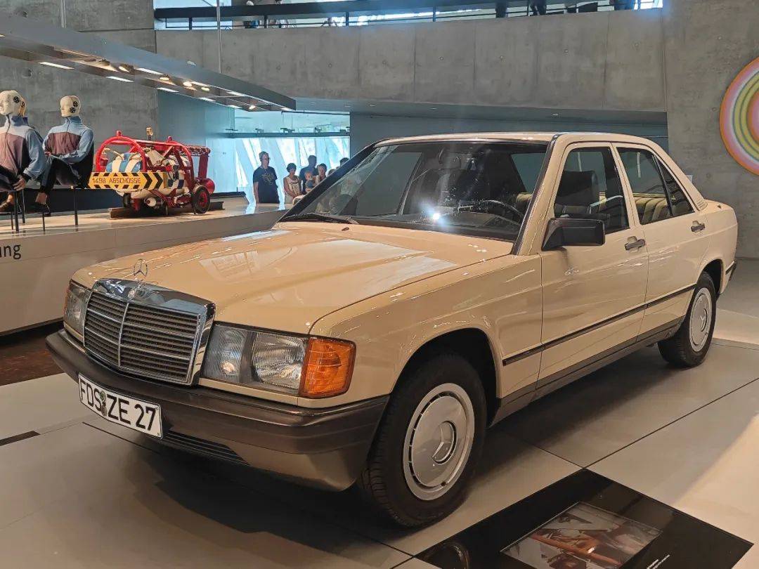 年至 1993 年间生产的入门级豪华轿车,可以看作是现在的奔驰c级(w202)