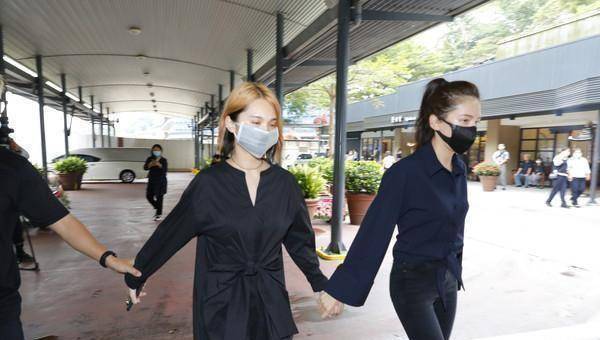 杨丞琳和小鬼女友一同送挚爱火化,众人手牵手边哭边喊情绪崩溃_遗体