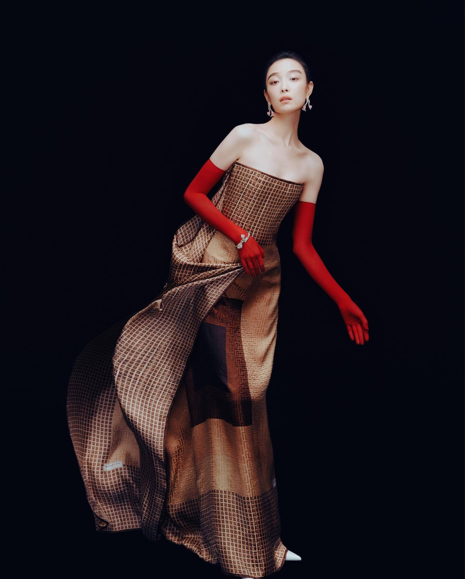 倪妮wonderland六月号封面,她穿长裙秀蝴蝶骨,好美_印花_时尚_红色