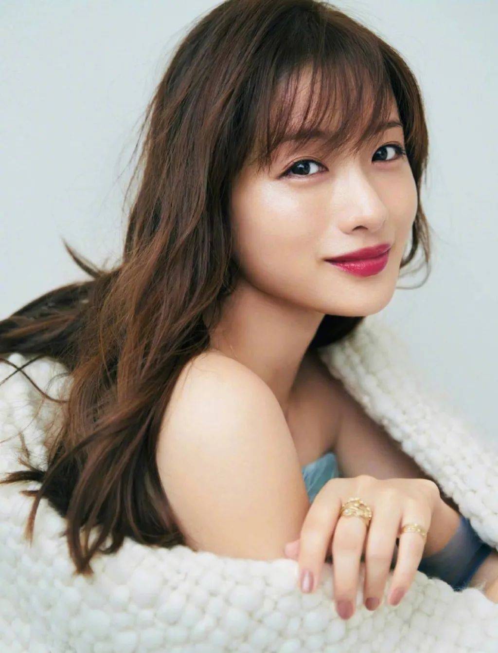 日本女星石原里美写真微笑甜美！肤白貌美大长腿性感撩人