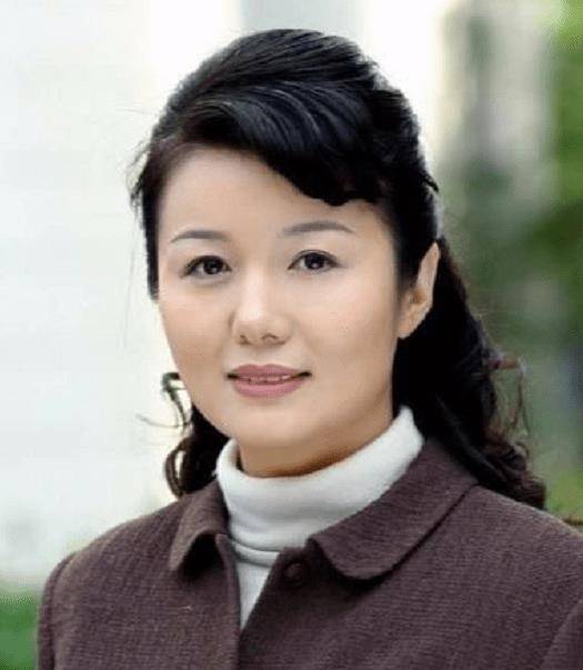 郑卫莉江边沙地支椅子吃饭,菜摆在料凳上,面容变样显憔悴_杜文忠_赵君