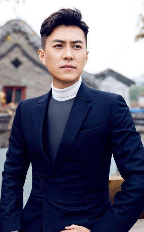 看看46岁的靳东,他意识到_头发_年龄_脸型