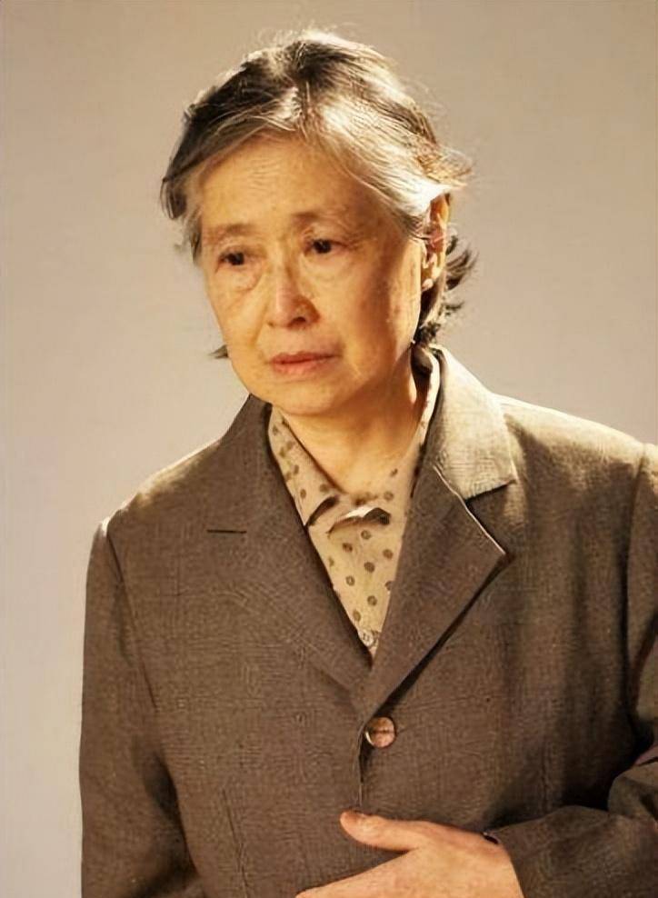 徐秀林,张嘉译叫她妈,出道至今零绯闻,与老公结婚53年很恩爱_艺术