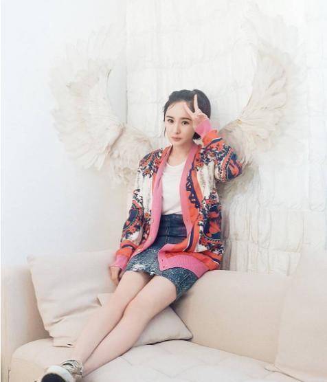 杨幂身穿高跟鞋,主持人好心扶她,而她的举动却引发热议,没礼貌_衣品