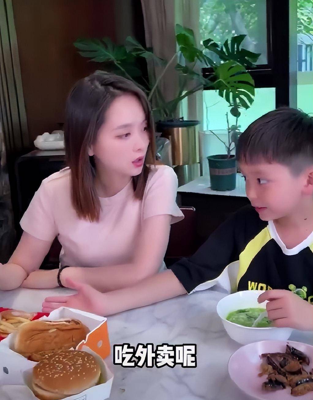 邓莎监督9岁儿子写作业,母子两个斗智斗勇,大麟子还是左手写字_妈妈