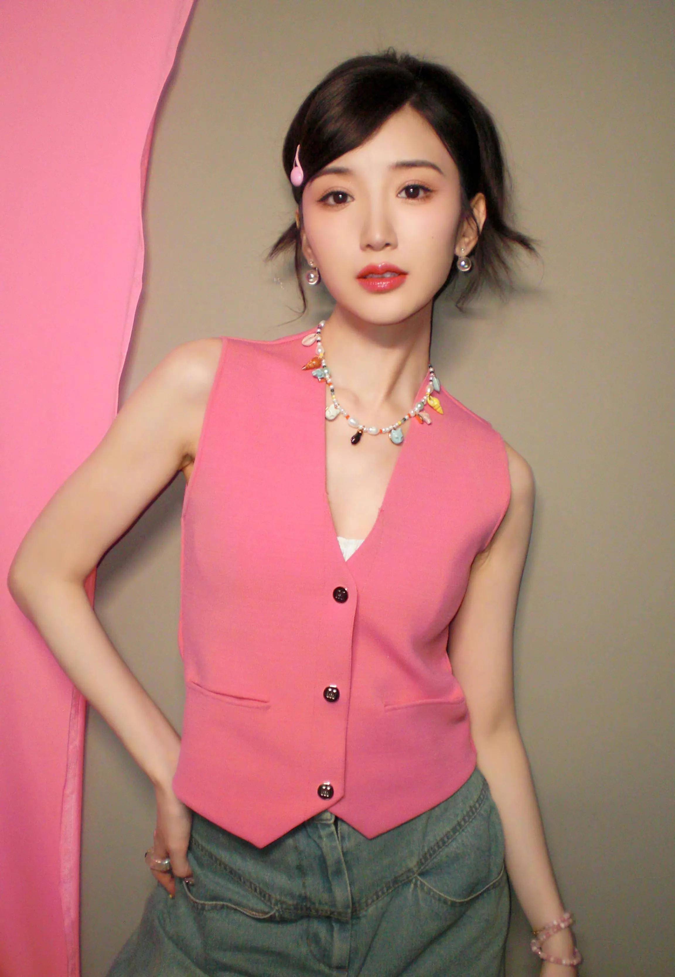 毛晓彤越打扮越粉嫩,粉色西装马甲牛仔裤,高马尾像20岁少女_女孩_俏丽