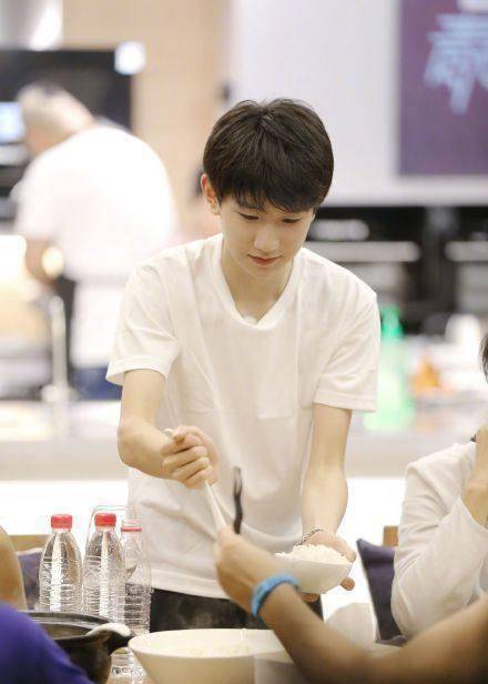 但是,在烧烤音乐趴上却上演了这样一幕,王源的痛处被戳中!