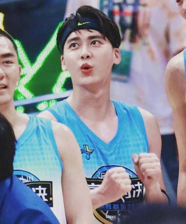 十位男明星发带造型:鹿晗王一博运动风十足,看到肖战邓伦太惊艳_侵权