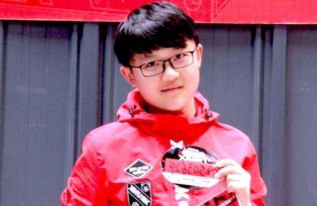 已经23岁的他,身高只有一米六,曾是"紫薇儿子"_贾云哲_时候_父母