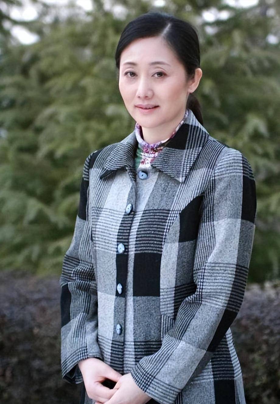 看了57岁赵丽娟的衣着,我发现:衣服光鲜亮丽,头发乌黑光滑,优雅时尚