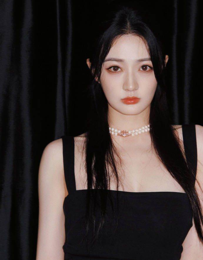 徐璐黑色吊带裙酷帅又美丽登场_造型_形象_肌肤