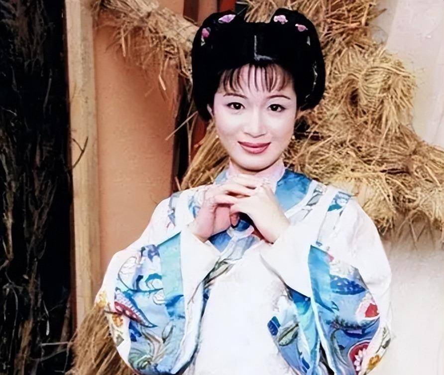 陈少霞与富商丈夫七周年纪念,萌女儿亮相,三口之家洋溢幸福气息_信仰