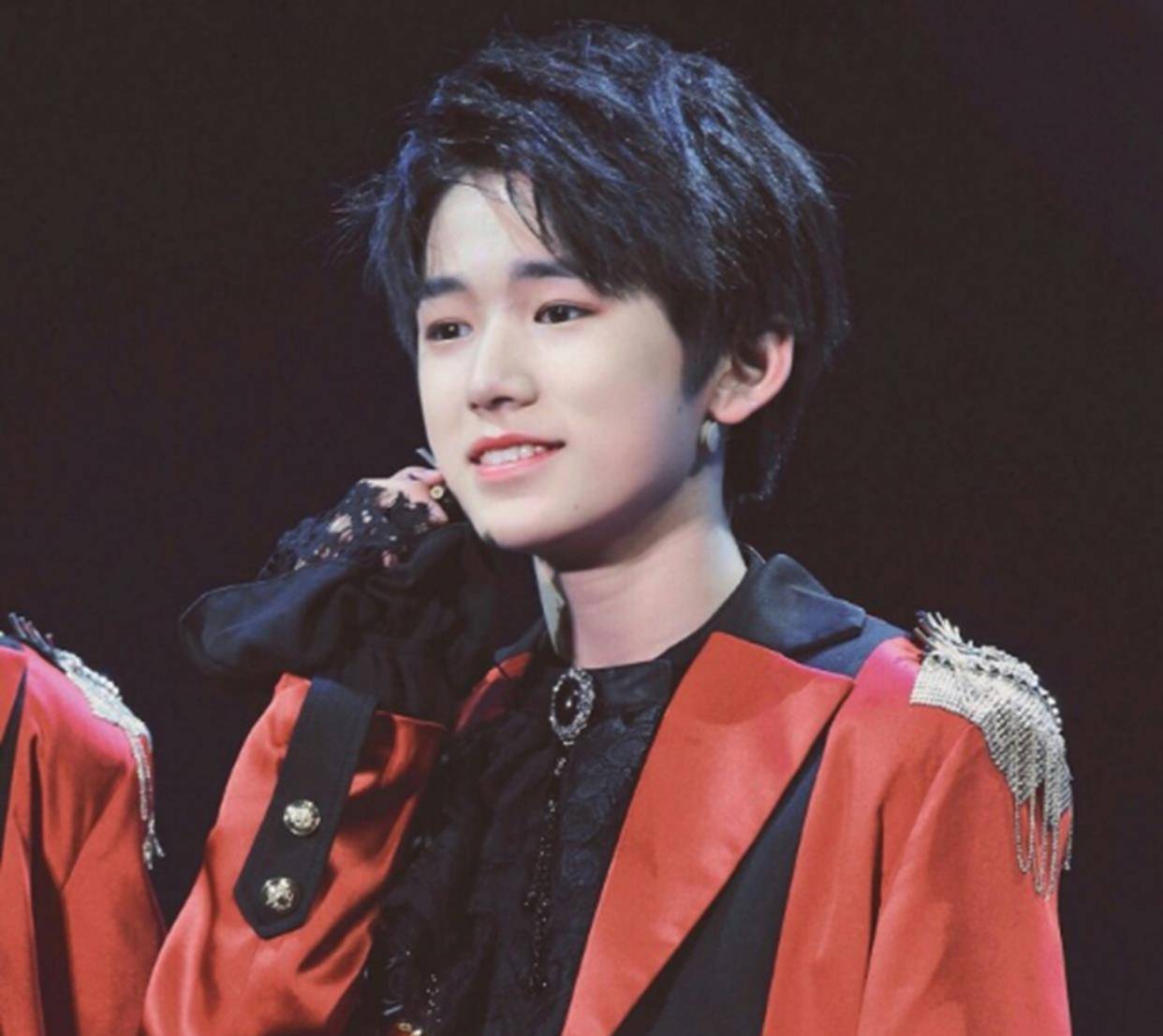 宋亚轩为什么叫宋人头?他参加过什么综艺节目?_组合_前辈_外号