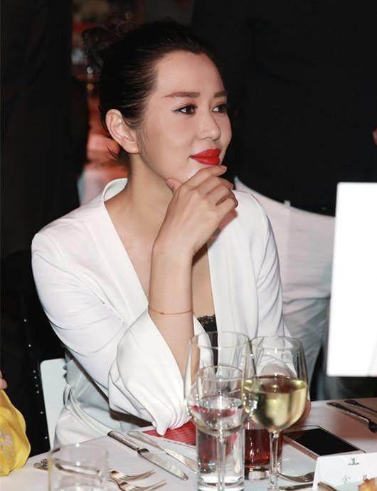 余男又长大了一岁,不爱笑,但依旧很美!_女生_样子_嘴唇