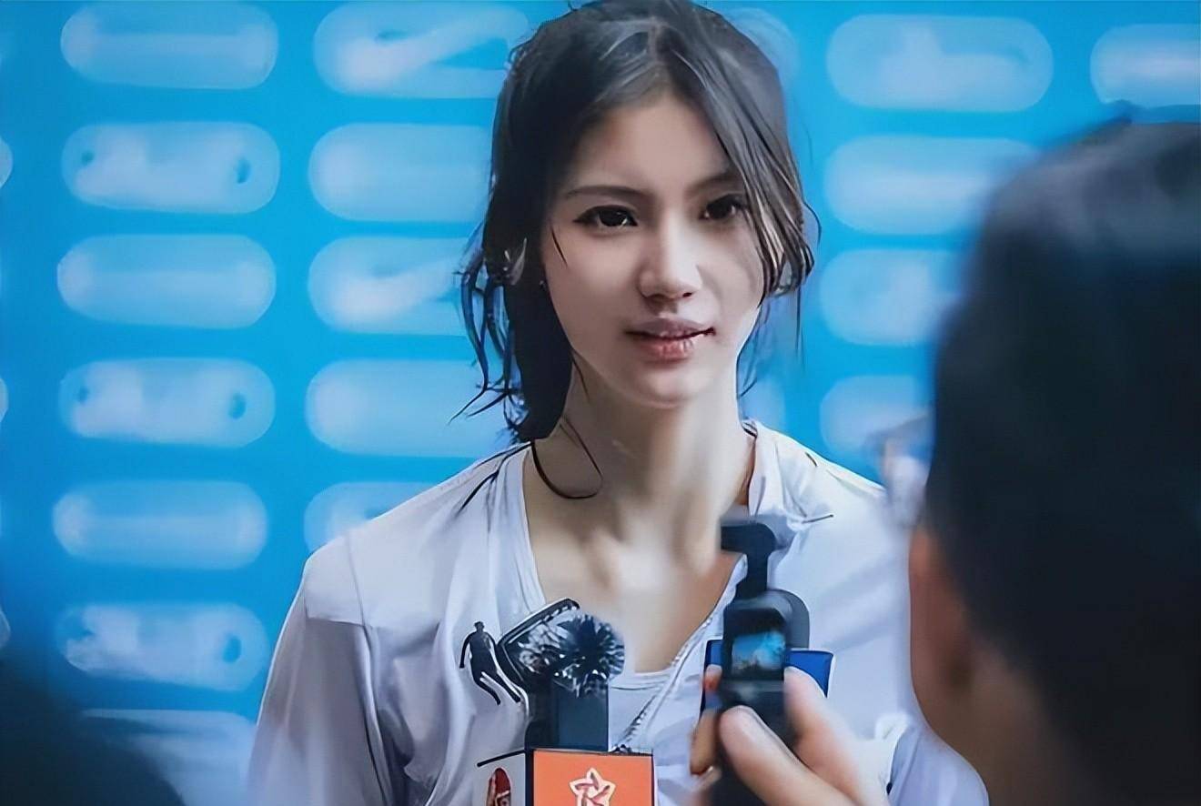 夏思凝是湖南妹子,长相非常漂亮,五官端正气质清纯,再加上1米7的身高