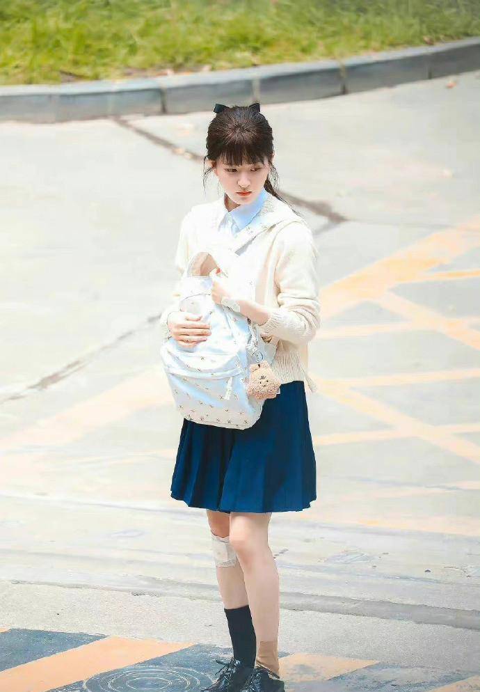 赵露思情人节造型,俏皮可爱的穿搭,可见学院风穿搭的魅力