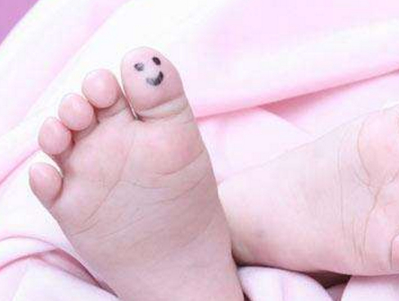 为什么刚出生的宝宝要留下小脚印?医生不说,你也该了解原因!