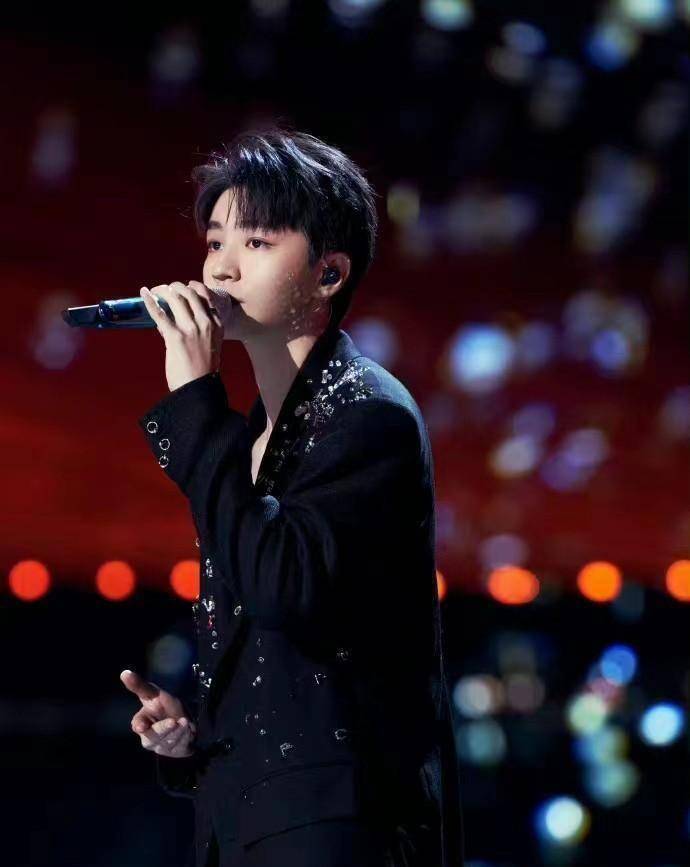 原王俊凯假唱事件后,又被爆出恋爱了,对方是比自己大十三岁的超女?