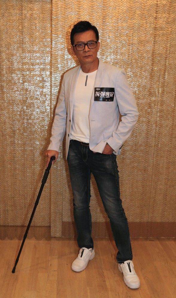 《拆弹专家》首映礼总动员 一人一拐杖撑刘德华!