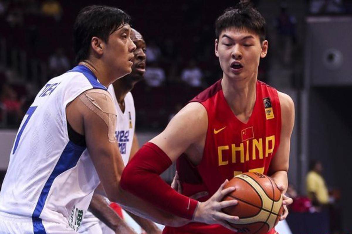 当时那届男篮的球员有:易建联,朱芳雨,王治郅,孙悦,王仕鹏,郭艾伦