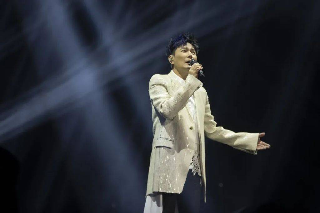 2023张信哲郑州演唱会_歌迷_演出服_青春