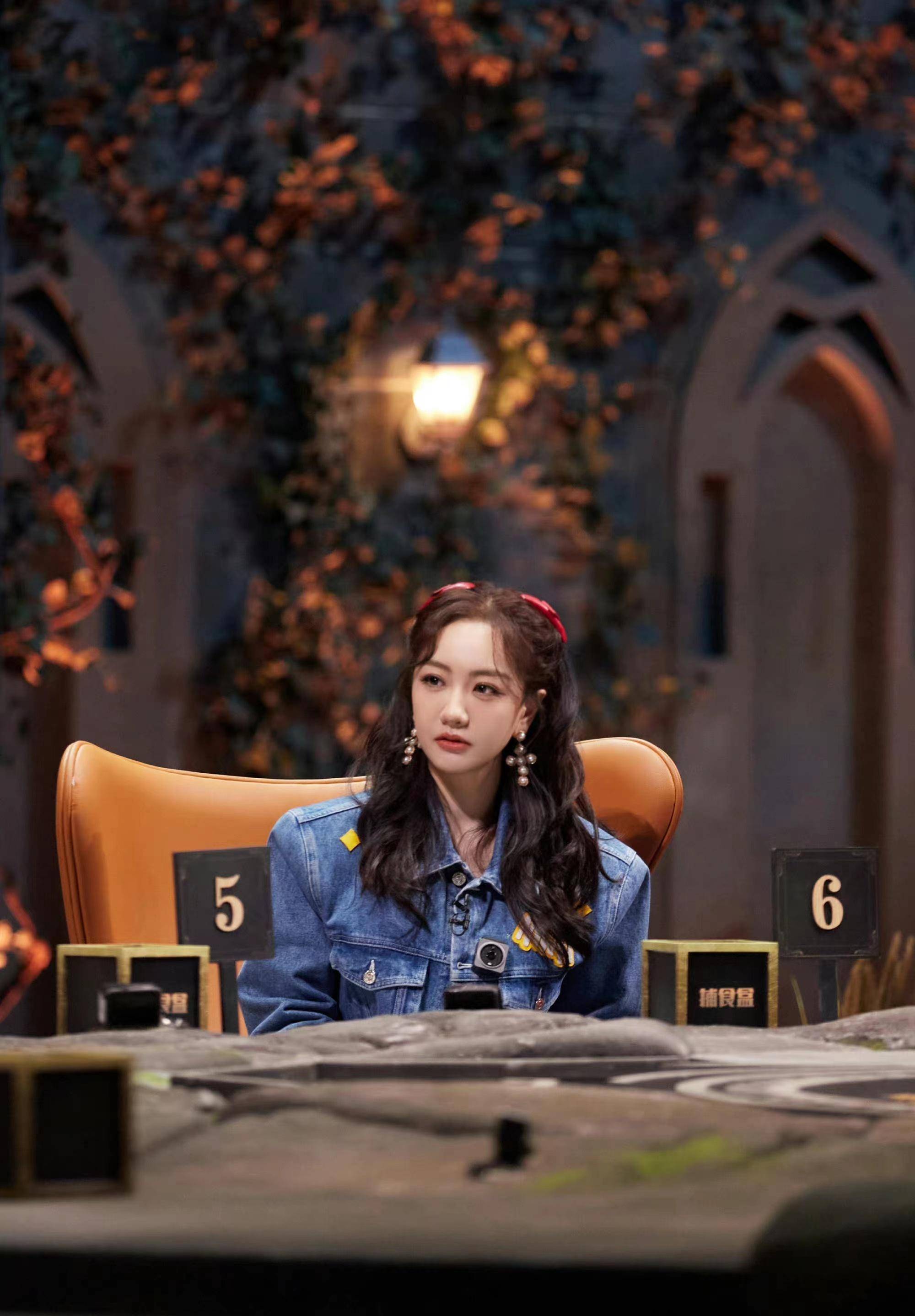 杨蓉新造型太受欢迎了,牛仔外套搭配公主发,可爱又减龄_漂亮_节目_穿