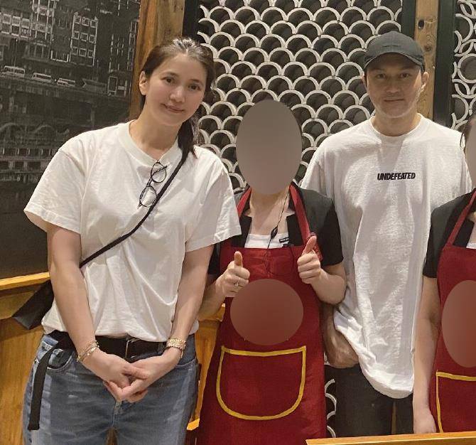 张智霖一家三口逛街被偶遇,袁咏仪与儿子同行,见镜头挥手打招呼_魔童