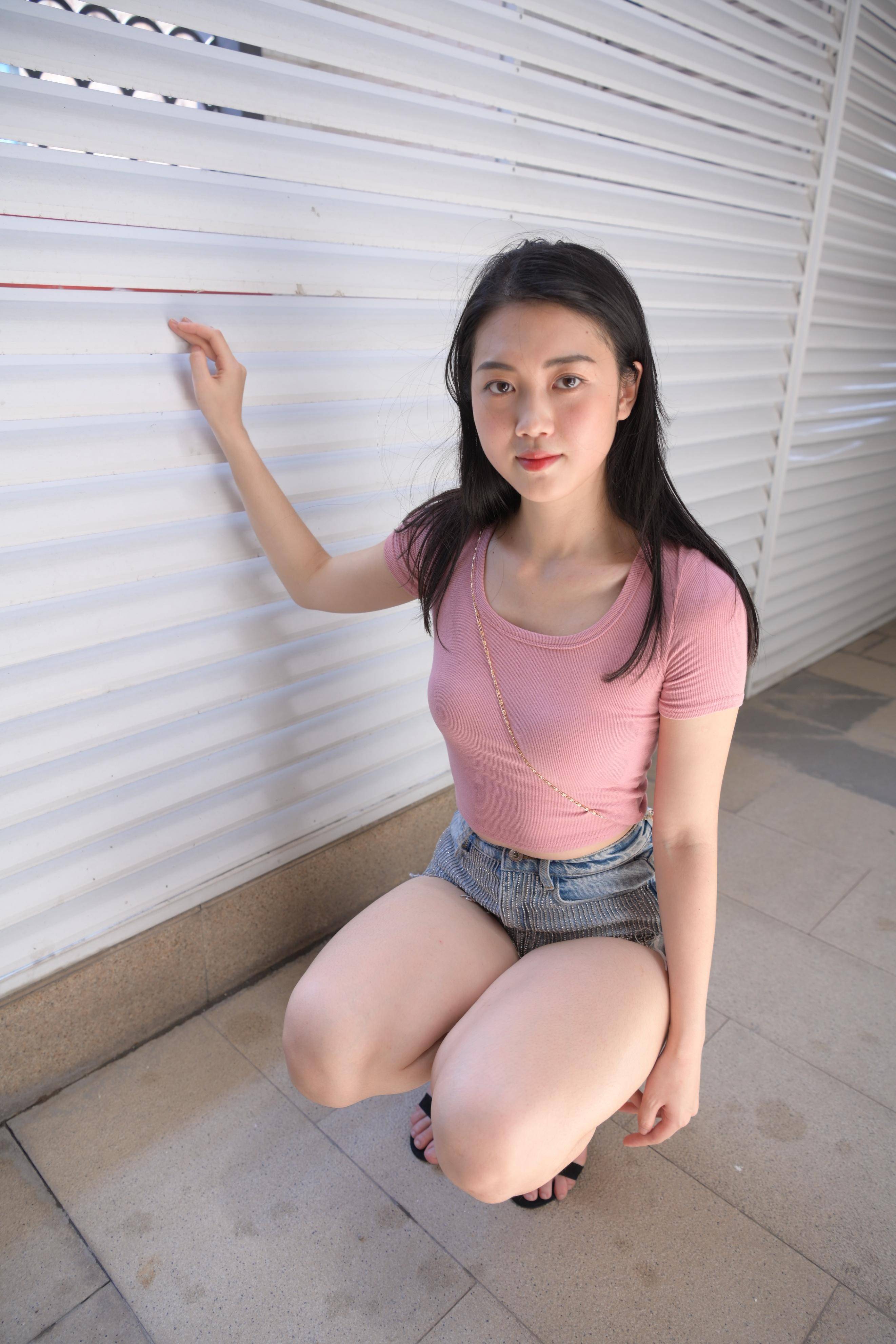 浅粉针织圆领露脐衫搭配流苏低腰牛仔短裤:透明优雅的完嫩组合_浅粉色